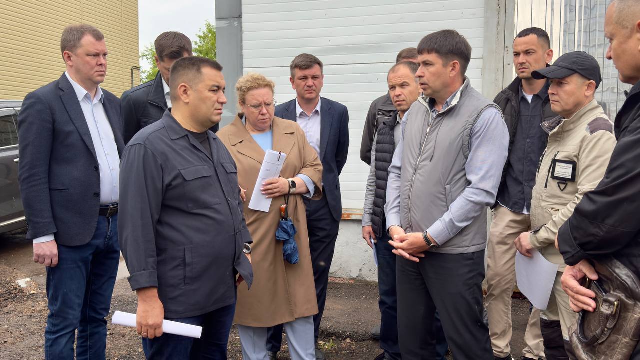Ознакомился с ходом выполнения работ в рамках техперевооружения действующей канализационной-насосной станции КНС «Затон» в Уфе. Данный крупный проект реализуется в контексте развития инженерной инфраструктуры перспективного района Забелья и тесно взаимосвязан с реализацией еще двух крупных проектов – строительством КНС «Затон - Восточный» и канализационным коллектором от КНС «Затон - Восточный» до площадки городских очистных сооружений. Масштабные работы проводятся с привлечением федеральных средств в рамках программы «Стимул» и инфраструктурных облигаций. Сегодняшняя мощность КНС «Затон» не обеспечивает необходимую пропускную способность канализационных сбросов. После проведения всех работ мощность КНС возрастет до 46 тысяч кубометров в сутки. Сейчас по данному объекту двумя подрядными организациями ведется параллельно капитальный ремонт зданий и технологическая модернизация КНС. Поручил усилить ход строительства для своевременного завершения всех работ.
