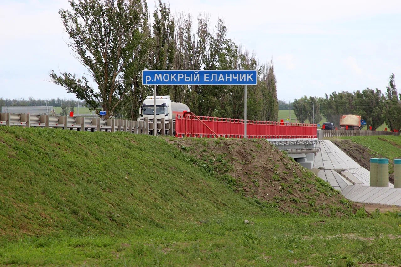 Более 90 км трассы Р-280 «Новороссия» в Ростовской области будут иметь четыре полосы движения В этом году в Ростовской области продолжаются работы по расширению с двух до четырех полос движения участков важнейшей федеральной трассы региона – Р-280 «Новороссия» Ростов-на-Дону – Мариуполь – Мелитополь – Симферополь. Так, капитальный ремонт проводят на участках от Ростова-на-Дону в направлении Донецкой Народной Республики. Их общая протяженность составляет 18 км – с 36-го по 54-й км. Кроме того, в 2025 году сразу после разработки проекта капитального ремонта специалисты планируют приступить к аналогичным работам на двух соседних отрезках с 54-го по 83-й км. Продолжается расширение трассы и в обратном направлении – от границы с ДНР. Так, работы идут на отрезке км 103 – км 108. Напомним, что в прошлом году по завершении основных мероприятий федеральные дорожники запустили движение автомобилей на соседнем 11-километровом участке км 108 – км 119 . Масштабный проект по расширению проезжей части трассы Р-280 «Новороссия» реализуется комплексно. Так, чтобы не допустить образования узких мест после ввода в эксплуатацию четырехполосных участков и избежать образования заторов, было решено параллельно вести работы по расширению искусственных сооружений. «На 111-м км продолжаем капремонт моста, по которому в прошлом году уже открыли рабочее движение по всем четырем полосам. Также мы приступили к расширению путепровода над железной дорогой на 63-м км. Аналогичные работы будем проводить на мосту через реку Миус на км 96. Такой подход призван обеспечить для пользователей трассы четырехполосный «зеленый коридор» без сужений», – подчеркнул заместитель начальника – директор ростовского филиала ФКУ Упрдор Москва – Волгоград Степан Чибров. Планируется, что в ближайшие годы четырехполосный проезд будет обеспечен на более чем 90 из 113 км трассы Р-280 «Новороссия» в границах Ростовской области. Интенсивность транспортного потока в часы пик здесь уже превышает 30 тыс. автомобилей в сутки.