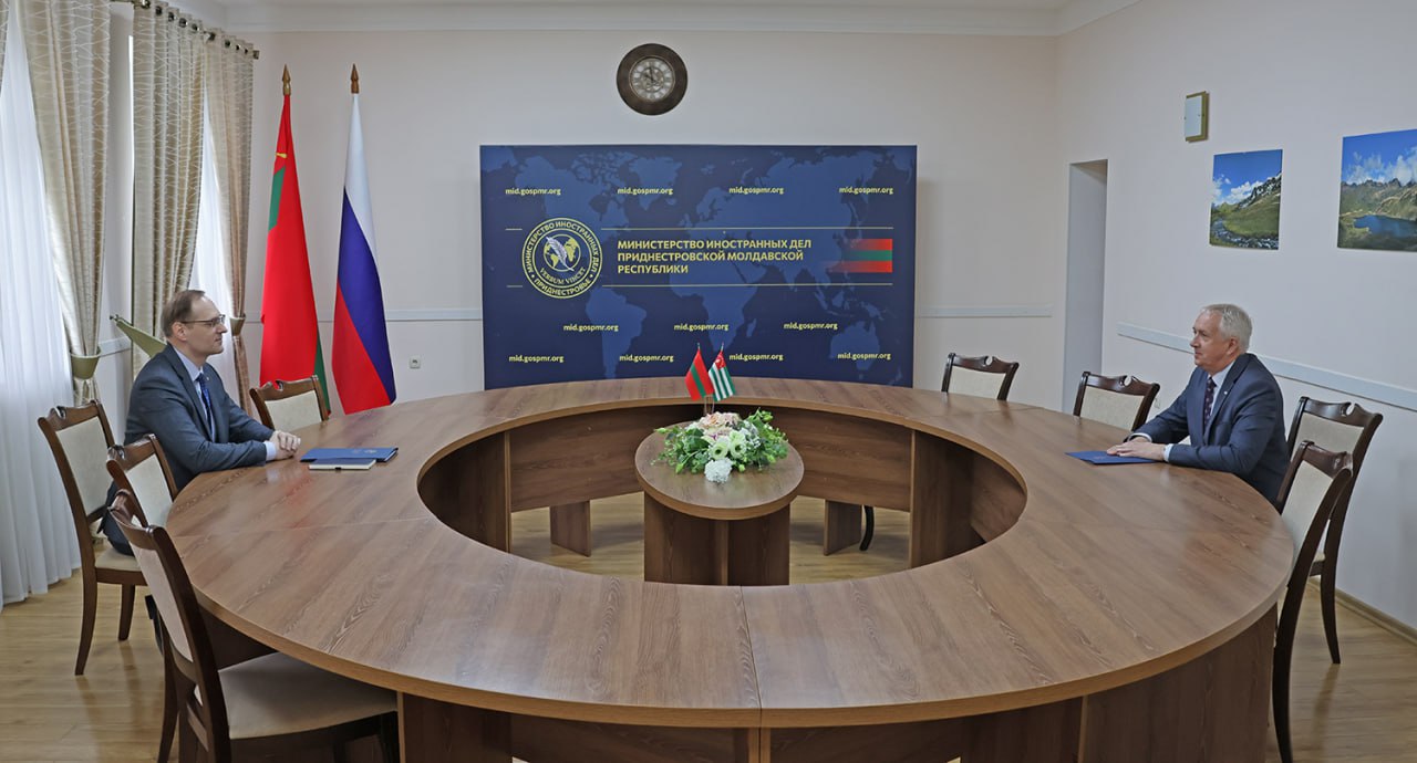 Межведомственное сотрудничество, координация деятельности на уровне МИДов и развитие молодежной дипломатии — эти вопросы обсудили сегодня министр иностранных дел ПМР Виталий Игнатьев и Полномочный представитель Республики Абхазия в Приднестровье Александр Ватаман. Встреча прошла в МИД ПМР.