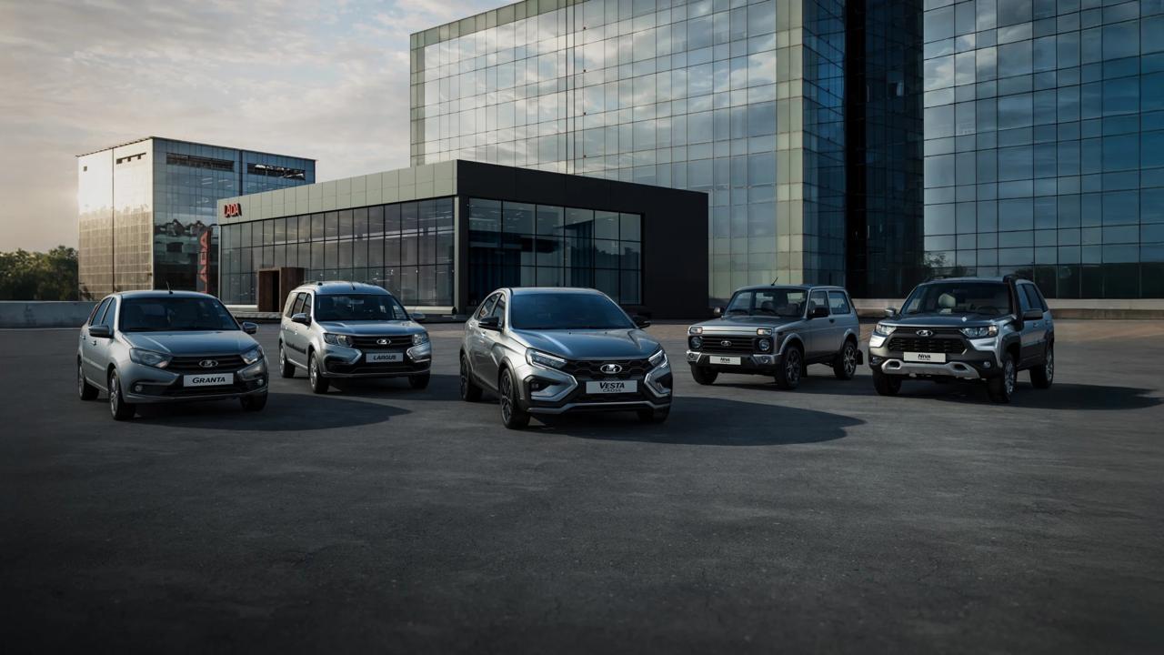 «АвтоВАЗ» раздумывает о повышении цен Глава компании Максим Соколов сослался на повышение инфляции и демпинг со стороны китайских производителей, которые продают автомобили слишком дёшево и «дезориентируют потребителей», а также мешают накапливать компании ресурсы для дальнейшего развития. Впрочем, Соколов уточнил, что пока о подорожании речи не идёт — компания будет внимательно следить за рыночной ситуацией. Напомним, в апреле 2025 года продажи «АвтоВАЗа» упали на треть. Rozetked Подписаться