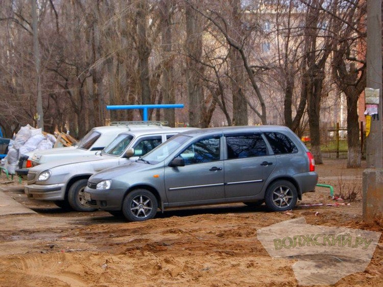 С любителей парковаться на «зеленке» в Волжском собрали более 21 миллиона рублей  В Волжском на ежедневной основе продолжается работа по выявлению нарушителей правил парковки личного транспорта на дворовых территориях.  Речь идет о парковке на так называемых зеленых зонах и площадках без твердого покрытия. Волжский.ру решил поинтересоваться у администрации Волжского о том, как сегодня происходит фиксация нарушителей и какие штрафы платят волжане. В ответе на редакционный запрос МАУ «СГТ» сообщило, что фиксация нарушений происходит в автоматическом режиме с применением программно-аппаратного комплекса «Дозор М3». Устройство самостоятельно распознает регистрационные знаки автомобилей и ведет фотовидеофиксацию нарушений.   Подробнее на Волжский.ру: