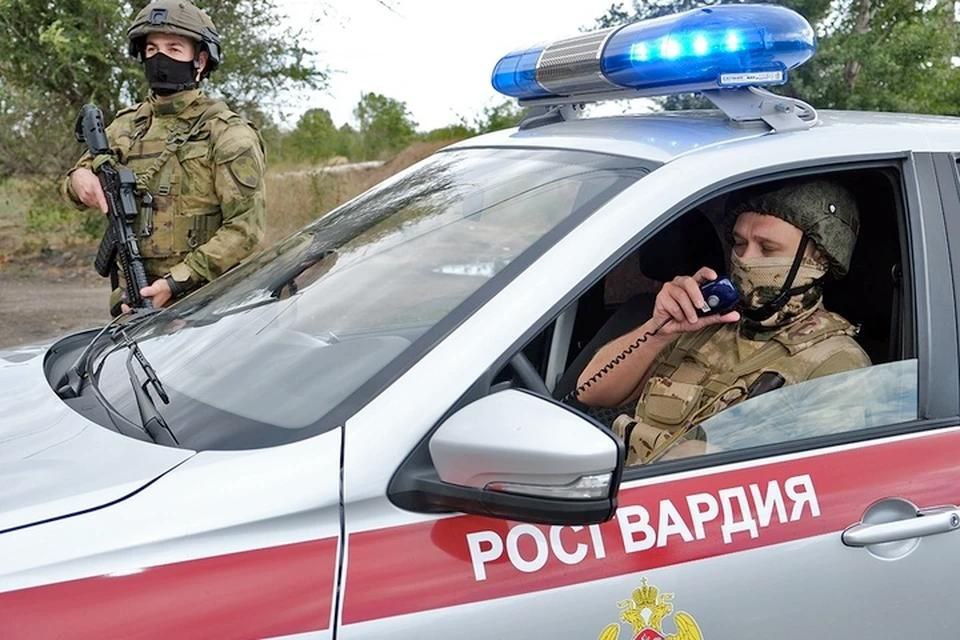 19-летняя девушка выпала из окна четвертого этажа в Мелитополе В Мелитополе сотрудники Росгвардии оказали первую помощь 19-летней девушке. Там по случайности выпала из окна четвертого этажа и была травмирована. «Сотрудники вневедомственной охраны Росгвардии стали свидетелями падения 19-летней девушки из окна четвертого этажа многоквартирного дома. Они сразу же вызвали на место бригаду «скорой» и до ее прибытия оказывали пострадавшей первую помощь. Она была благополучно госпитализирована в лечебное учреждение», - сообщает управление Росгвардии по Запорожской области. Медики поблагодарили росгвардейцев за проворные действия, которые помогли избежать более тяжких последствий для здоровья пострадавшей. Как именно и почему она выпала из окна, пока что неизвестно.