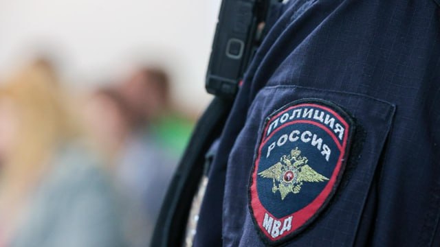 На улице Стойкости в Кировском районе Петербурга сотрудники правоохранительных органов накрыли притон для занятий проституцией с одной сотрудницей. Об этом сообщил источник 78 ru. Прибывшие на место сотрудники обнаружили в притоне женщину, у которой было обнаружено 4 тысячи рублей, 3 мобильных телефона и косметичка с 24 презервативами. По данному факту возбуждено уголовное дело за организацию занятия проституцией. В отношении женщины составили административный протокол, её поместили в специзолятор.