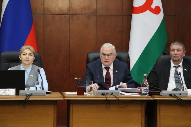 В горной Ингушетии проведены ремонтно реставрационные работы на 130 ОКН В Джейрахском районе успешно завершены ремонтно реставрационные мероприятия на 130 объектах культурного наследия которые входят в состав 16 башенных комплексов Об этом сообщил руководитель комитета государственной охраны ОКН республики Тимирлан Кодзоев выступая на пленарном заседании Народного собрания информировали газету Ингушетия в пресс службе регионального парламента По словам докладчика в настоящее время реставрационные работы ведутся на 11 комплексах среди которых древнехристианский храм Тхаба Ерды и замковый комплекс Вовнушки В общей сложности на территории республики насчитывается 4026 объектов культурного наследия В планах на следующий год проведение реставрационных работ на нескольких значимых объектах федерального уровня среди которых Назрановская крепость возведенная в период с 1810 по 1817 год Братская могила советских воинов павших в 1942 году в годы Великой Отечественной войны 1941 1945 годов а также мавзолей Борга Каш расположенный в сельском поселении Плиево Назрановского района Кроме того предполагается восстановить 74 объекта культурного наследия которые входят в состав девяти архитектурных комплексов в числе которых Гаьге ГIалаш Хамхи Галушпи Кокки Лежг Верхний Кхарт Тярш Салги и Лялах Председатель Народного собрания Магомет Тумгоев подчеркнул значимость проводимых реставрационных работ отметив что благодаря усилиям благотворительного фонда Сафмар в горной Ингушетии удается сохранять ОКН Он отметил что защита и восстановление памятников это не только способ сохранить культурную самобытность региона но и священный долг перед потомками На заседании также были рассмотрены и одобрены в первом чтении несколько важных проектов Среди них инициативы направленные на учреждение почетного звания Заслуженный работник социальной защиты Республики Ингушетия регламентацию приема на муниципальную службу участников специальной военной операции и другие В окончательном чтении были утверждены законы которые регулируют сферу архивного дела туристической деятельности земельных отношений и патентной системы налогообложения ПОДПИСАТЬСЯ ПРЕДЛОЖИТЬ НОВОСТЬ