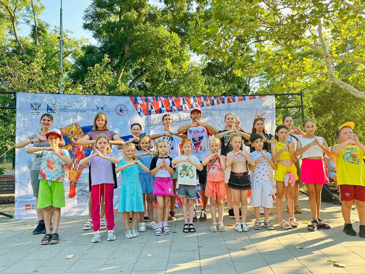 Более 800 севастопольцев и гостей города приняли участие в активностях в рамках проекта Уроки в парках Уроки в парках активности по направлениям акробатический рок н ролл танцевальный спорт буги вуги ушу и эстетическая гимнастика Занятия проходят на двух локациях парк Победы справа от Центра пляжных видов спорта и в Комсомольском парке площадка у фонтана На этой неделе состоятся последние занятия присоединиться к ним можно в пятницу субботу и воскресенье с 17 00 до 19 00 Расписание по ссылке Предварительная регистрация не требуется Организаторы ждут всех желающих в спортивной одежде и с хорошем настроением