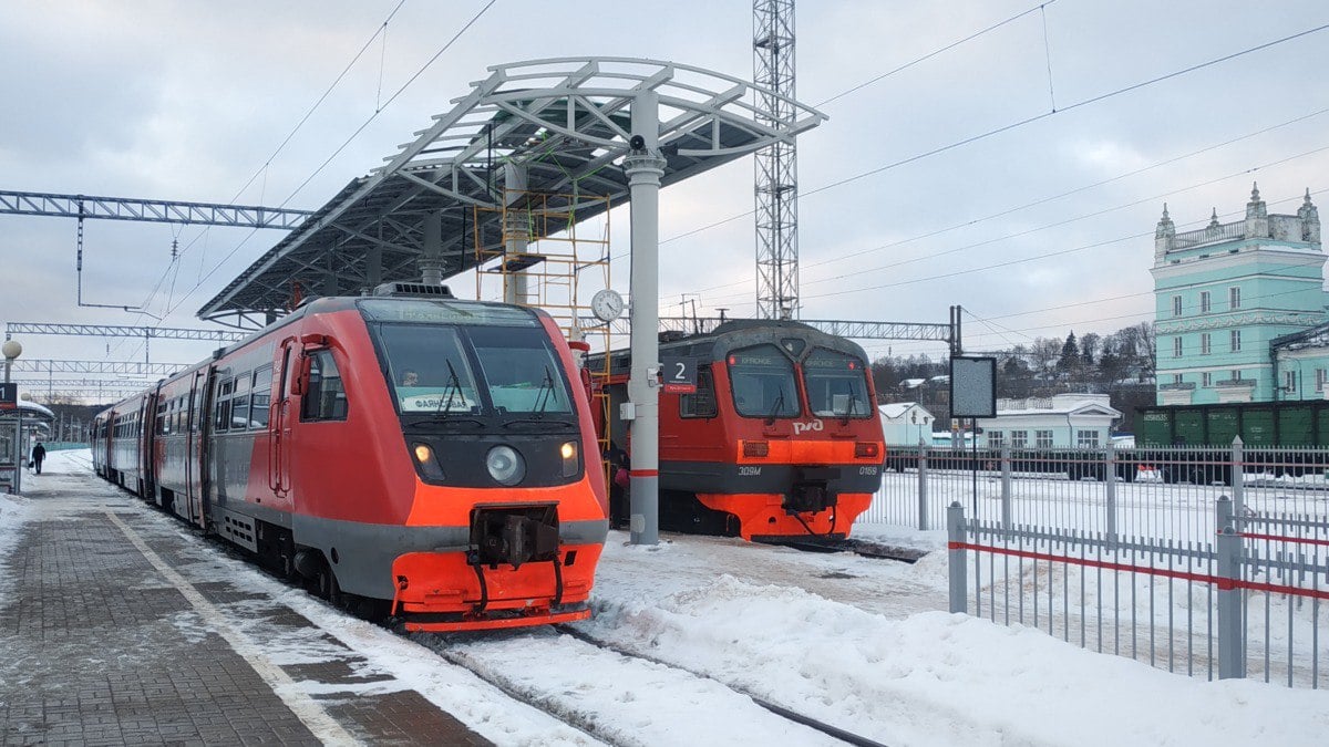 Проезд в смоленских электричках подорожал на 12%  В Смоленской области изменились тарифы на перевозку пассажиров в пригородных поездах ЦППК. Их утвердило региональное министерство ЖКХ, энергетики и тарифной политике. С 1 декабря 2024 года проезд в электричках по территории региона подорожал на 12%.  Минимальная стоимость поездки теперь составляет 29 рублей 48 копеек. Такой тариф установлен для проезда за первые 10 километров вне зависимости от дальности пути. Стоимость каждого последующего километра составляет 2,94 рубля. При этом стоимость проезда определяется с точностью до 10 копеек согласно правилам округления.  До 1 декабря минимальная стоимость поездки в Смоленской области составляла 26,30 рублей. Каждый последующий километр при этом стоил 2,63 рубля. Проезд детей в возрасте до семи лет остался бесплатным.  Подробнее: