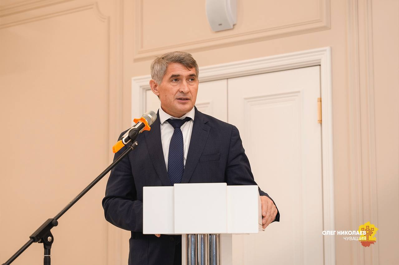 За год объём инвестиций в основной капитал региона составил 96,2 млрд рублей — это рост в 1,7 раза за последние пять лет. Число занятых в малом и среднем бизнесе выросло на 50% к 2020 году, а новых субъектов МСП стало почти на 40% больше. Эти и другие достижения мы обсудили на коллегии Минэкономразвития Чувашии.  Поддержка предпринимателей — наш приоритет: за 5 лет направили 5,6 млрд рублей, а центр «Мой бизнес» стал единым окном для помощи бизнесу. Агентство инвестиционного развития сопровождает 111 проектов почти на 90 млрд рублей, что позволит создать порядка 8 тысяч новых рабочих мест. Приятно видеть, как жители Чувашии используют предоставленные возможности, развивают своё дело, а затем возвращаются за поддержкой для дальнейшего роста.   Особая гордость — развитие туризма: путешественников по воде стало в 4 раза больше, а гостиницы приняли в 2,4 раза больше гостей. Сейчас формируем новый национальный турмаршрут и уже вошли в экосистему Discover Russia.  Мы ищем новые подходы, чтобы каждый метр земли работал на экономику и людей, и разрабатываем механизмы для эффективного использования госсобственности.   Несмотря на уже достигнутые успехи, перед нами стоят серьёзные задачи, поставленные Президентом России по достижению технологического лидерства. Наша цель — сохранить динамику роста, продолжать улучшать качество жизни населения и развивать экономику.