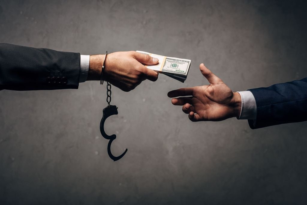 Молдова по прежнему находится в зоне риска по уровню коррупции По данным Transparency International страна получила 42 балла в Индексе восприятия коррупции за 2024 год и вошла в число самых уязвимых стран Европы Хотя Европа в целом остаётся самым чистым регионом разница между странами велика лидируют Дания 90 Финляндия 88 и Норвегия 81 а среди аутсайдеров Турция 36 Украина 36 Сербия 41 и Молдова 42 Эксперты отмечают что низкие оценки связаны со слабостью институтов давлением на суды и недостаточной прозрачностью власти