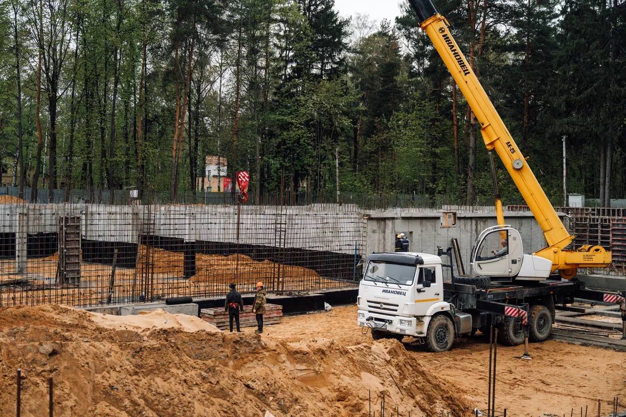 В Монине продолжаются работы по строительству нового ФОКа Общая строительная готовность физкультурно-оздоровительного комплекса составляет 7,5%. Сейчас на месте ведётся армирование и бетонирование вертикальных конструкций на уровне технического этажа здания. В новом ФОКе появятся: бассейн площадью 400 м² на 6 дорожек; зал «сухого плавания»; зал для силовых тренировок; сопутствующие помещения для занимающихся и тренерского состава. Прилегающую территорию ждёт благоустройство и озеленение. ФОК строится на месте здания плавательного бассейна, который ранее принадлежал Военно-воздушной академии. Здание было возведено в 1950 году и закрыто в 2011-м. Проект реализуется в рамках государственной программы «Строительство и капитальный ремонт объектов социальной инфраструктуры». Открытие запланировано на 2026 год. #строительствощёлково