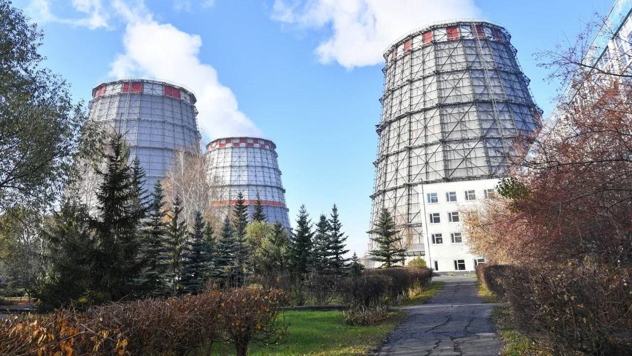 Заморозил полгорода: в Омске будут судить бывшего замдиректора «ТГК-11» Следственное управление СК РФ по Омской области завершило расследование уголовного дела в отношении бывшего заместителя гендиректора АО «Территориальная генерирующая компания № 11» Владимира Соскова, обвиняемого в злоупотреблении должностными полномочиями. Расследование показало, что в 2022–2023 годах обвиняемый сознательно допустил ухудшение состояния оборудования предприятия, откладывая ремонтные мероприятия, несмотря на осведомленность о критическом положении котлов и невозможности выполнения планового объема работ основной подрядной организацией. Это повлекло серию аварий на ТЭЦ-5 в декабре 2023 года. Все подробности резонансного дела в нашем материале.