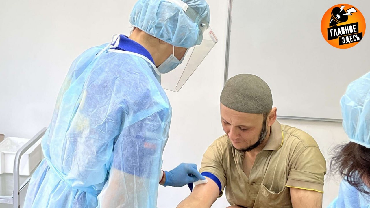 Госдума резко ужесточила правила медосмотра для мигрантов Документ предусматривает сокращение сроков и расширение требований к медицинскому освидетельствованию а также порядку его прохождения Сейчас иностранцы после въезда в РФ обязаны в течение 90 дней пройти медосвидетельствование для подтверждения отсутствия опасных инфекционных заболеваний и ВИЧ а также факта употребления наркотических веществ Законопроект предполагает сокращение этого срока до 30 дней Кроме того планируется установить ежегодное обследование для тех кто находится в стране более 30 дней Расходы будут нести сами мигранты Главное здесь Подписывайтесь