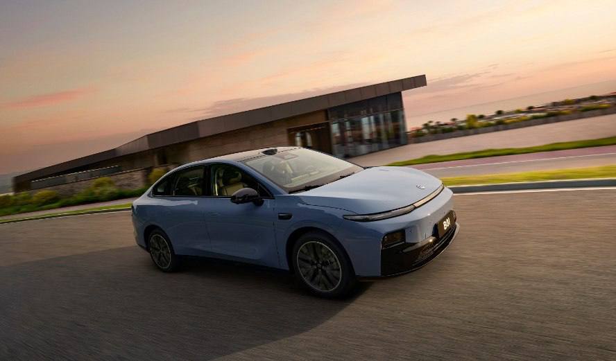 В Китае стартовали продажи мощного электрокара, который дешевле Lada Iskra. Новый Leapmotor B01 — стильный электрический седан с запасом хода до 650 км и мощностью 218 л.с. В авто 27 датчиков есть даже лидар и 26 функций помощи водителю, включая автопилот на трассах. Цена предтоповой версии — около 1,2 млн рублей! Для сравнения: базовая Lada Iskra стоит 1,25 млн. Наш второй канал РУПОСТ 18+ Подписывайтесь.