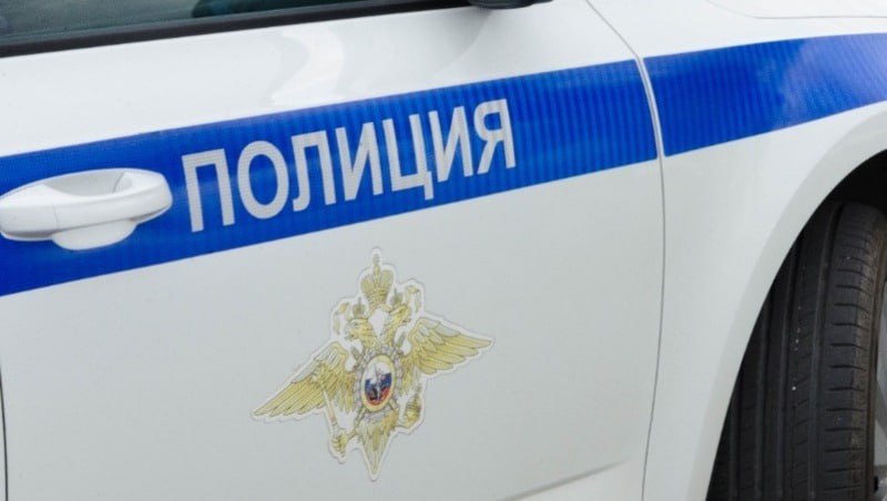 Экс-заместитель гендиректора стройфирмы на Сахалине похитила у работодателя 7,6 млн рублей Южносахалинка 1976 года рождения в 2021 году занимала должность заместителя генерального директора по экономике и финансам в одной из строительных фирм областного центра. В 2022 году её уволили, но заключили с ней договор подряда на оказание бухгалтерских услуг той же фирме. Всё это время женщина похищала деньги у своего работодателя. По надуманным основаниям, таким как выплата под отчёт на хозяйственные нужды или аванс по заработной плате, используя компьютер и ключ удалённого доступа к расчётному счёту юридического лица, обвиняемая создавала платёжные поручения и переводила различные суммы на личные банковские карты, а также на находившееся у неё в пользовании платёжное средство дочери, — сообщили в МВД МЕДИА. С сентября 2021 по май 2023 года женщина похитила вверенные ей деньги на общую сумму 7,6 млн рублей, которые она потратила по своему усмотрению. Злоумышленницу остановили сотрудники Управления экономической безопасности и противодействия коррупции УМВД России по Сахалинской области. Они выявили факт противоправной деятельности еще в 2023 году. На период расследования женщина находилась под подпиской о невыезде. Уголовное дело по ч. 4 ст. 160 УК РФ направлено в суд для рассмотрения по существу. ——— : Прислать нам новость:
