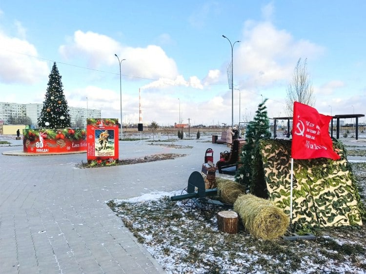 В Волгоградской области выбирают лучшую елку на территориях ФКГС  В Волгоградской области проходит конкурс региональный этап Всероссийского конкурса «Ёлки России». Как рассказали Волжский.ру в комитете жилищно-коммунального хозяйства, жителям предлагают проголосовать за лучшую тематическую новогоднюю красавицу высотой более 2,5 метров, установленную на территориях, благоустроенных в рамках федерального проекта «Формирование комфортной городской среды». В голосовании участвуют четыре дерева, украшенные изделиями народных промыслов или ручной работы.   Подробнее на Волжский.ру: