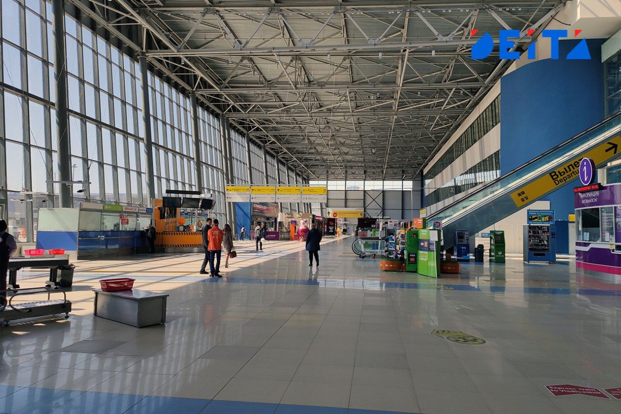 Авиакомпания выплатит компенсацию инвалиду которого уронили в аэропорту Владивостока Приморская транспортная прокуратура добилась судебного решения в пользу маломобильного пассажира пострадавшего при транспортировке в международном аэропорту Владивостока Мужчина прибывший рейсом из Амурской области при высадке с борта самолета был пересажен в предоставленную авиакомпанией инвалидную коляску Однако из за неосторожности сопровождающего персонала перевозчика кресло опрокинулось В результате падения пассажир получил травмы потребовавшие обращения к врачу а также испытал сильный моральный стресс По иску транспортного прокурора суд обязал авиакомпанию выплатить пострадавшему 50 тысяч рубли в качестве компенсации морального вреда Надзорное ведомство взяло на контроль фактическое исполнение данного судебного акта Стоит отметить что с 1 сентября 2026 года в России вступают в силу новые стандарты Минтранса по обслуживанию инвалидов Согласно правилам пассажирам разрешат использовать собственные коляски до момента посадки а сопровождающим лицам обязаны предоставлять соседние места в салоне самолета без взимания дополнительной платы Также регламентировано время ожидания помощи в аэропорту сотрудник должен прибыть по сигналу кнопки вызова не позднее чем через 20 минут Deitaru