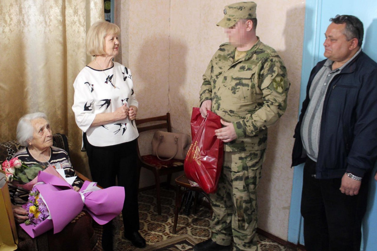 Труженицу тыла с вековым юбилеем поздравили росгвардейцы в Херсонской области В поселке Новотроицкое Херсонской области представители Росгвардии, районной администрации и волонтерского движения «Мы вместе» навестили труженицу тыла Аиду Василичищину, которая отметила свой 100-летний юбилей. Гости вручили женщине поздравление от Президента России, а также памятные подарки и цветы, выразив искреннюю благодарность за ее неоценимый вклад в Великую Победу. В годы войны Аида Григорьевна трудилась на железной дороге, а после принимала активное участие в восстановлении родного совхоза. «Такие встречи – это не только дань уважения, но и возможность поблагодарить тех, кто трудился ради нашей победы», – отметил росгвардеец Андрей В.