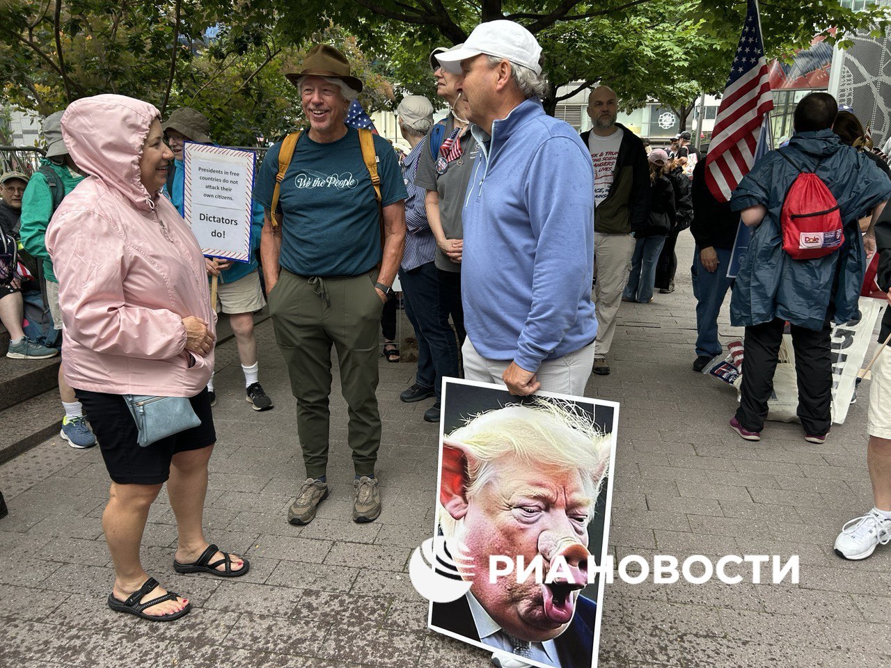 Шествие против политики Трампа проходит в американском городе Филадельфия, в нем принимают участие около 14 тысяч человек, сообщила РИА Новости местная полиция. Как передает корреспондент РИА Новости, участники скандируют "вот так выглядит демократия" и "Трамп, уходи!". Акция проходит мирно, полиция никого не задерживает. Многие держат в руках флаг США или самодельные постеры с надписями, сравнивающими ситуацию в США с нацистской Германией, а президента - с "антихристом".