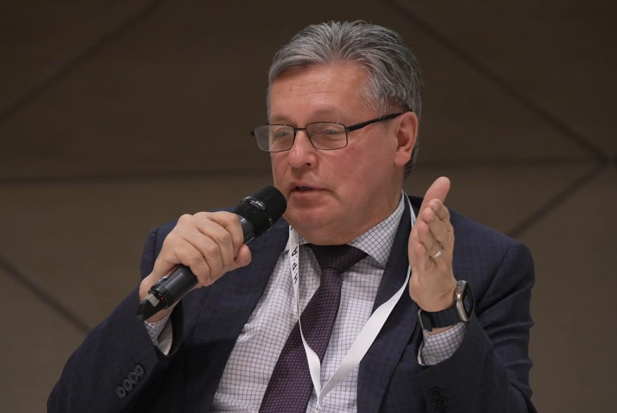 В Москве прошёл XXIX Международный конгресс Национальной Ассоциации телерадиовещателей НАТ России Одной из главных тем экспертного обсуждения стали вызовы с которыми сталкиваются российские медиа в эпоху фейков На пленарном заседании выступил член Правления НАТ заместитель генерального директора руководитель регионального департамента ВГТРК председатель Комиссии Общественной палаты РФ по развитию информационного сообщества СМИ и массовых коммуникаций Рифат Сабитов Человек по природе своей любопытен и доверчив Поэтому задача СМИ долг журналистов опережать фейки и слухи максимально оперативно предоставлять правдивую проверенную информацию Конечно нужно воспитывать информационную гигиену учиться выбирать и ранжировать источники информации отметил он Сабитов подчеркнул важность технологического суверенитета и ответственности журналистов за распространяемую информацию что необходимо для противодействия информационным атакам В конгрессе приняли участие представители Госдумы Минцифры Роскомнадзора телерадиокомпаний телеком операторов и международных организаций