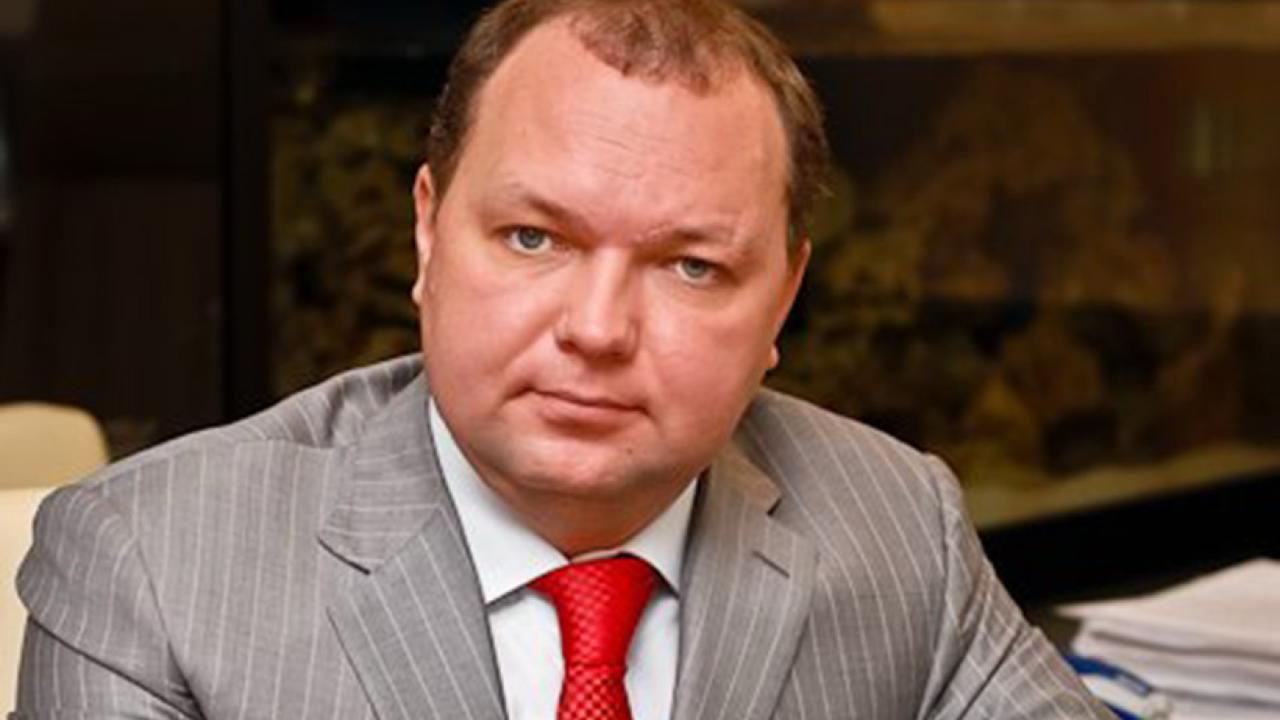 Скрывался 10 лет  Бывшего топ-менеджера ВЭБа Вячеслава Соловьёва задержали в Дубае по обвинению в шпионаже. Соловьёва был задержан в Dubai Mall — самом большом ТЦ Ближнего Востока, а операцию контролировал генерал СВР.  В 2016 году он таинственно пропал, но год назад нашелся в любимой юрисдикции отечественных чиновников и гостопов. Всё это время силовики получали разрешение на его задержание.  Соловьёву грозит до 20 лет за шпионаж и мошенничество.