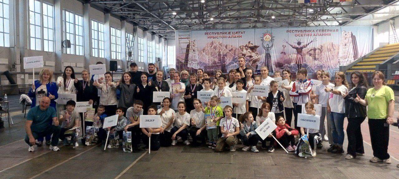 В Северной Осетии прошли соревнования для детей с ограниченными возможностями «Сила в единстве - 2025» Мероприятие, посвященное 80-летию Победы, направлено на развитие физической активности, социализацию, укрепление здоровья детей, создание дружеской и поддерживающей атмосферы, укрепление семейных связей и формирование позитивного отношения к спорту и способствует реализации целей и задач национального проекта «Молодежь и дети». Как сообщает Министерство образования и науки, в спортивных состязаниях приняли участие 19 команд из районов республики. Их ждали интересные эстафеты, командные настольные игры, адаптированные с учётом индивидуальных возможностей каждого участника.