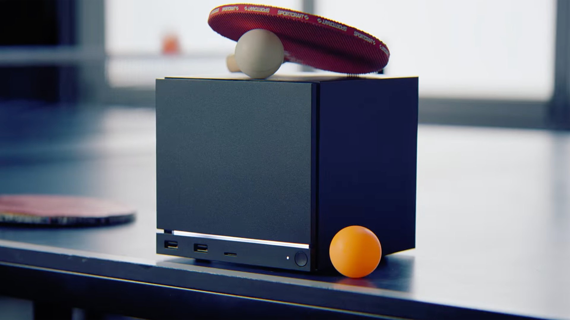 Steam Machine не отменена консоль по прежнему должна выйти в первом квартале 2026 года Несмотря на кризис памяти Valve не намерена сворачивать Стимбокс и готовится начать поставки устройства в начале 2026 года Об этом сообщила глава AMD Лиза Су во время созвона с инвесторами Её компания отвечает за производство полукастомной системы на чипе для Паровой машины и заинтересована в поставке консоли не меньше Valve Госпожа Су также подтвердила что разработка чипа для следующего Xbox продвигается успешно и это позволит выпустить устройство в 2027 году По слухам нас ждёт гибридная консоль которая будет работать на специальной версии Windows и сможет запускать игры из Steam и Epic Games Store При этом неясно собирается ли сама Microsoft выпускать Корбокс через год кризис памяти может отбросить производство консолей следующего поколения до 2028 года Автор Павел Урлапов