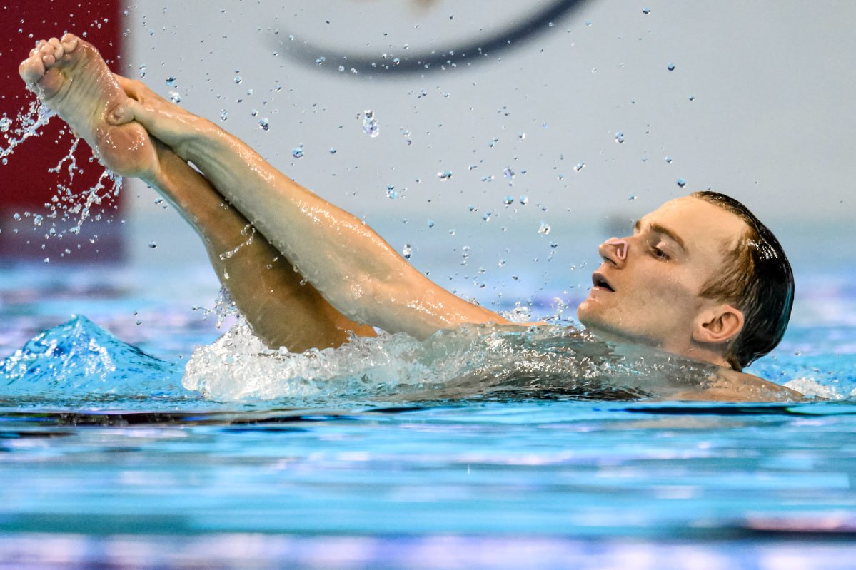 World Aquatics признала россиянина Мальцева лучшим синхронистом года Выигравший три золотые медали на чемпионате мира в Сингапуре Александр Мальцев стал синхронистом года по версии Международной федерации водных видов спорта Россиянин завоевал золотые медали в технической и произвольной программах в индивидуальных соревнованиях а также вместе с Майей Гурбанбердиевой выиграл техническую программу микст дуэтов В произвольной программе микст дуэтов Мальцев стал вторым в паре с Олесей Платоновой Всего на счету 30 летнего Мальцева семь побед на чемпионатах мира и шесть на чемпионатах Европы за карьеру Лучшей синхронисткой года стала испанка Ирис Тио Касас который взяла в Сингапуре три золота и три бронзы Global Look Press Подписаться на РБК Спорт