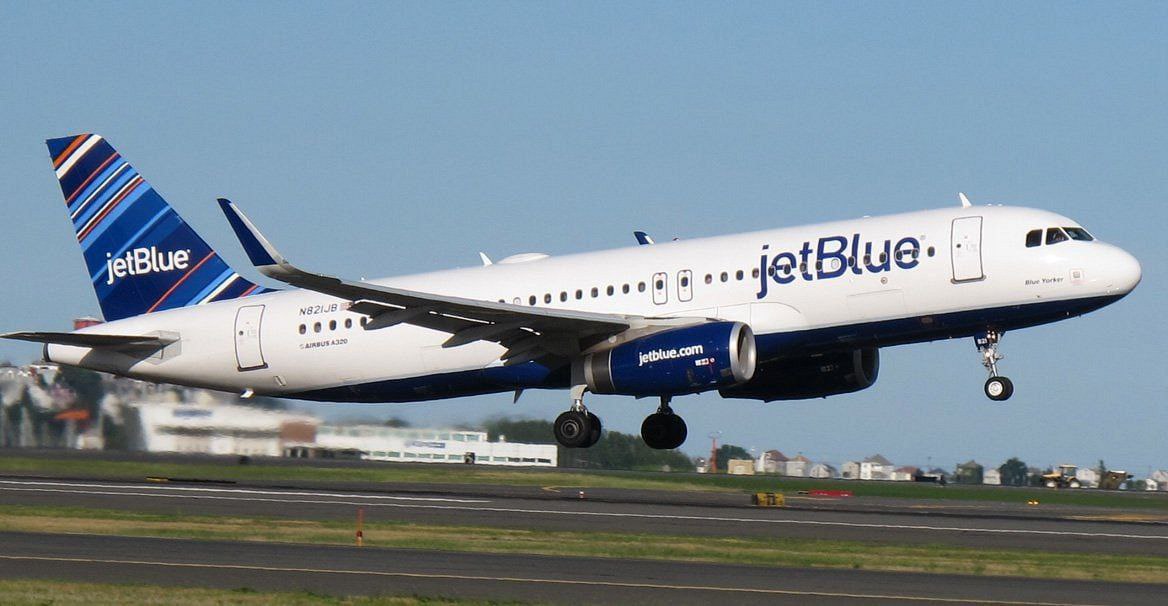 Два тела обнаружили в отсеке шасси самолета авиакомпании JetBlue в США.  По данным авиакомпании, погибших обнаружили во время технического осмотра воздушного судна после рейса. На данный момент устанавливаются их личности и обстоятельства того, как они оказались на борту самолета.  Ранее тело человека было обнаружено в шасси самолета, прибывшего на Гавайи.