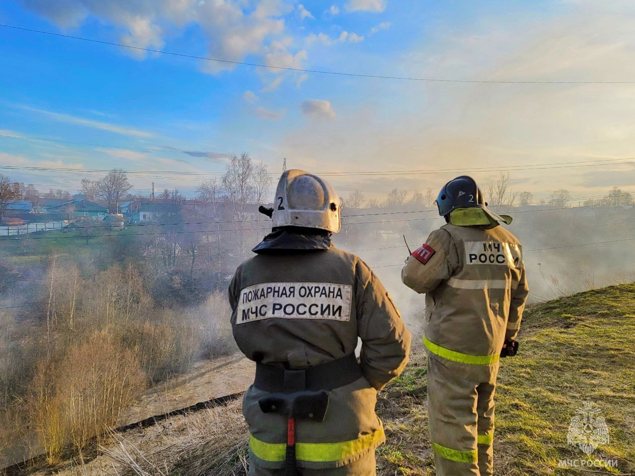 Поджог травы никакой пользы не приносит      Вчера сухая трава горела в Смоленском, Руднянском, Дорогобужском, Гагаринском, Сафоновском, Ярцевском, Духовщинском районах.   Всего на сегодняшний день в регионе официально зарегистрировано 88 палов на общей площади более 298 Га.    В отношении виновных лиц составляются протоколы об административном правонарушении.    Безопасность начинается с тебя!          #МЧСРоссии #ПалТравыСмоленск