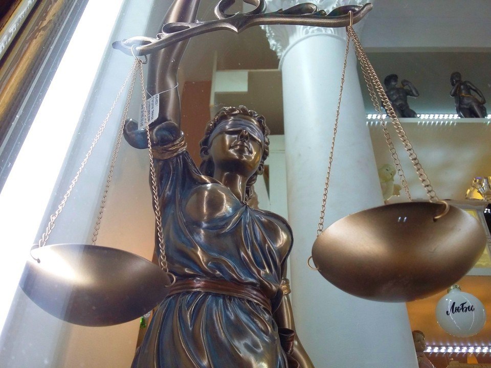 Верховный суд разрешил не сносить самовольные постройки, не мешающие другим Самовольные объекты капитального строительства в России можно не сносить в случае, если они не мешают гражданам и не несут для них угрозы. Об этом говорится в определении судебной коллегии по гражданским делам. Верховный суд РФ рассмотрел дело жительницы Краснодарского края, которая получила разрешение на строительство двухэтажного дома на своем участке, но на деле соорудила трехэтажную гостиницу. В суд подала администрация района. Суд отметил выводы эксперта о соблюдении всех регламентов при строительстве и эксплуатации. Кроме того, самовольно возведенное здание не мешало другим гражданам. В итоге суд встал на сторону ответчицы. «Допущенное при возведении строения нарушение строительных норм, не создающее угрозу жизни и здоровью граждан, может быть признано судом незначительным и не препятствующим возможности сохранения постройки», — заявили в суде.