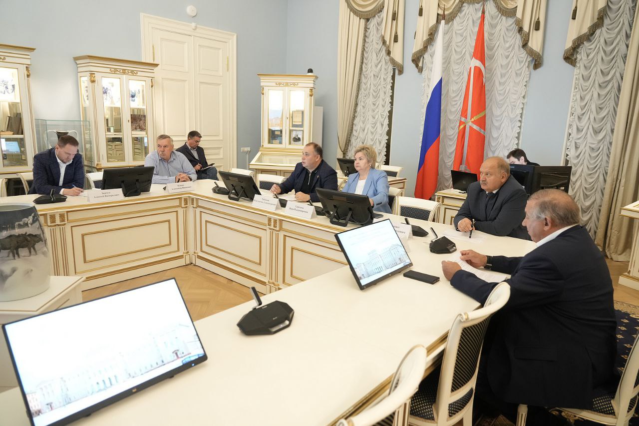 Постоянная комиссия Законодательного Собрания Санкт Петербурга по вопросам правопорядка и законности решила рекомендовать ЗС принять за основу внесённый депутатами Валерием Гарнецом Павлом Крупником Анастасией Мельниковой Верой Сергеевой и Денисом Четырбоком проект Закона О внесении изменения в Закон СПб Об административных правонарушениях в Санкт Петербурге В проекте предлагается исключить возможность привлечения к ответственности за нарушения тишины в многоквартирных домах в праздничные и выходные дни с 8 00 до 12 00 при совершении действий связанных с исполнением религиозных обрядов в рамках канонов традиционных конфессий Между тем совместно с депутатом Кущаком А И не стали поддерживать данный проект закона поскольку по моему мнению он имеет множество подводных камней является сырым и нуждается в тщательной доработке