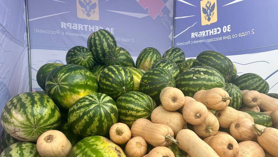 Оптово-распределительный центр овощей построят в Херсонской области Реализация проекта займет около двух лет и потребует 1 млрд рублей инвестиций, сообщается на сайте областной администрации. По словам директора Херсонской зерновой компании Сергея Кивы, проект не только повысит производство овощей до 250 тыс. тонн в год, но и поможет региону занять одно из ведущих мест в России по сбору овощей. «Мы будем стимулировать увеличение переработки и выращивания овощей в Херсонской области на собственном примере», — добавил Кива. Также на базе Херсонской зерновой компании планируется создать технопарк для переработки овощей, что позволит внедрить новые технологии и механизацию процессов агропромышленного производства. Фото: Минсельхоз Херсонской области , VK и ОК и читайте новости на нашем сайте