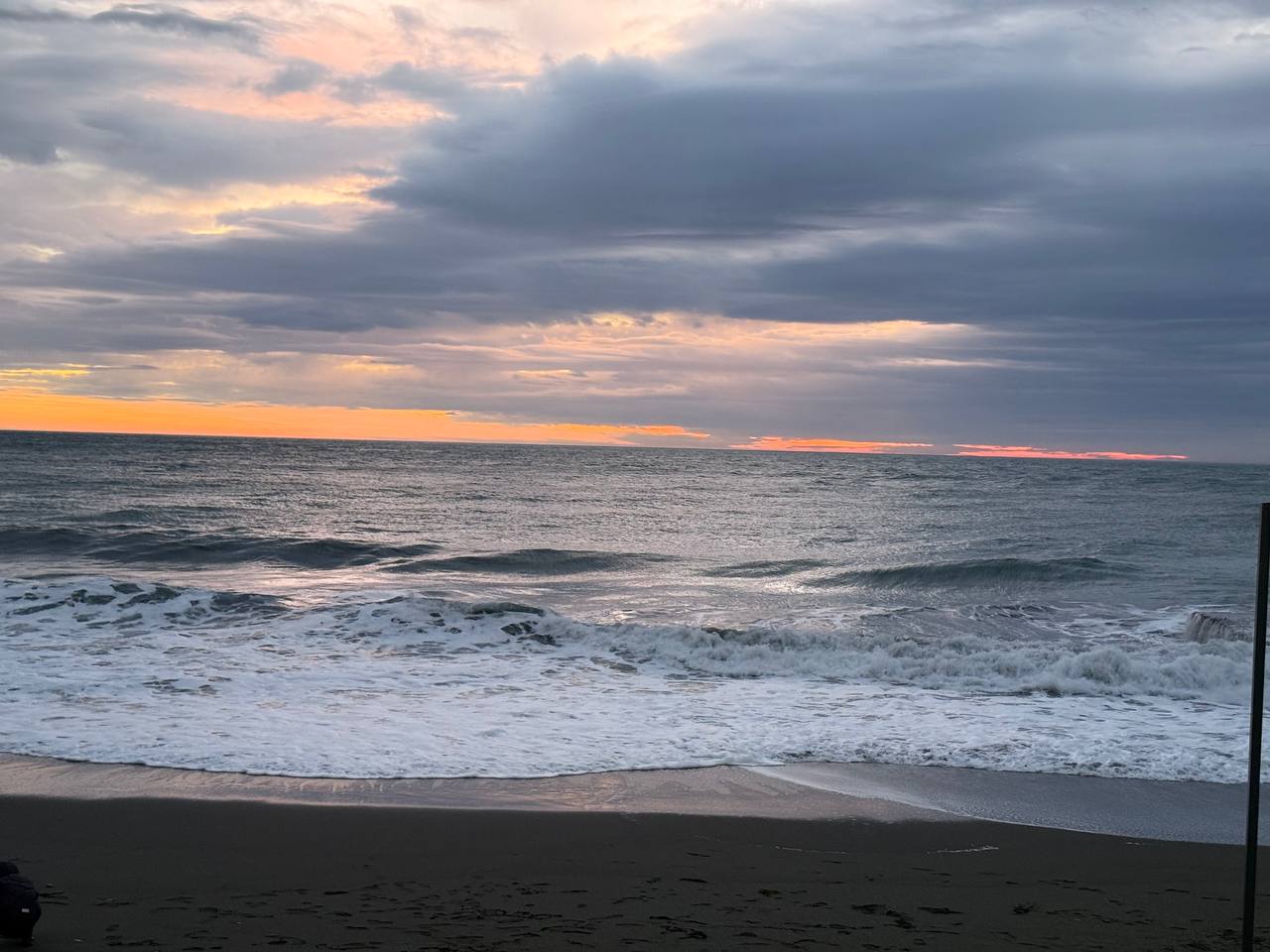 Одинокий турист заплатил за недельный отдых в Сочи 1 3 млн рублей Самые дорогие отельные бронирования в России в 2025 году были отмечены в Сочи и Сириусе туристы заплатили 1 3 млн рублей и 1 2 млн рублей соответственно Недельный отдых на одного человека в пятизвездочном спа отеле с завтраком обошелся в 1 3 млн рублей На втором месте Сириус пятидневное размещение четырех человек в курортном комплексе с завтраком стоило 1 2 млн рублей Замыкает тройку лидеров Кирьявалахти Карелия где пять человек провели 10 дней в загородном отеле за 1 млн рублей говорится в исследовании Отелло Экономикавпечатлений
