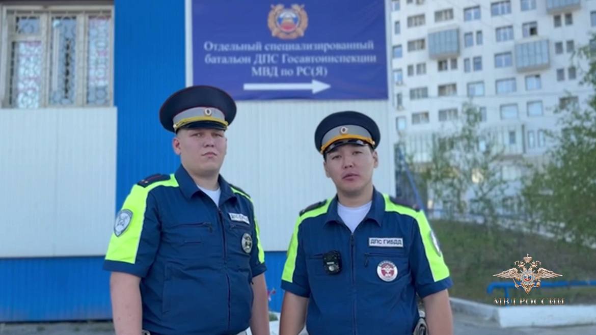 Владимир Колокольцев наградил полицейских из Якутии и Ямала за спасение людей Медалями МВД России За смелость во имя спасения награждены сотрудники Госавтоинспекции МВД по Республике Саха Якутия Роман Обоев и Игорь Находкин Полицейские спасли троих человек из горящего дома и оказали им первую помощь ulusmedia Читайте нас в MAX