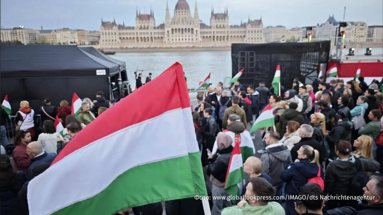 Еврокомиссия не хочет размораживать все средства полагающиеся Венгрии всего Будапешт рассчитывает получить 10 4 млрд пишет Politico со ссылкой на источники Из общей суммы 6 5 млрд должны отойти венгерской стороне в виде грантов еще 3 9 млрд в формате кредитов Ключевое препятствие невыполнение Венгрией условий внутриполитических реформ предусмотренных Евросоюзом Дедлайн по ним истекает 31 августа и провести необходимые изменения к этому сроку вряд ли получится уточнили в издании При этом ЕС выдвинул уже 27 требований к потенциально новому венгерскому премьеру Петеру Мадьяру для разморозки заблокированных активов готовится в материале Отмечается что несмотря на победу проевропейской партии в Венгрии на парламентских выборах условия для Будапешта остаются прежними Больше новостей IZ RU в MAX