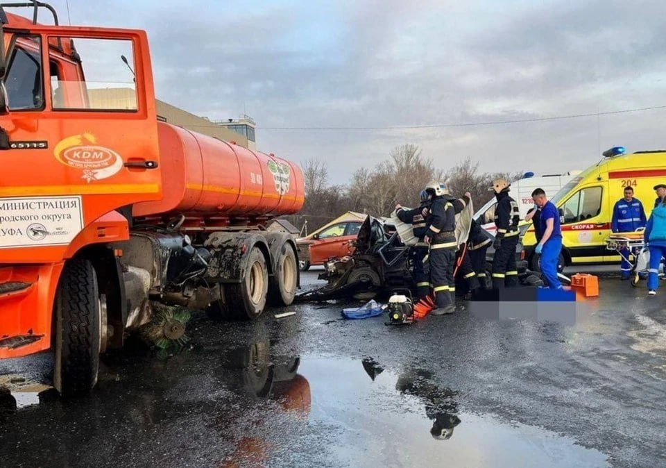 Водитель поливомоечной машины, по вине которого погибли 5 человек в Уфе, ушел на СВО   Как стало известно журналистам, по факту ДТП на Школьной было возбуждено уголовное дело. Был назначен ряд экспертиз. Виновниками в этой аварии были признаны как сам водитель ВАЗа  находился в состоянии алкогольного опьянения, не имел водительского удостоверения, двигался с превышением скорости  так и водитель поливомоечной машины  пересекал сразу 4 полосы, нарушил требование знака поворот налево . На сегодняшний день уголовное дело скорее всего будет приостановлено.   Напомним авария произошла в апреле этого года. Тогда погибли 3 парней и 2 девушки, у 1 девушки тяжкие телесные повреждения.  Источник: Честно говоря