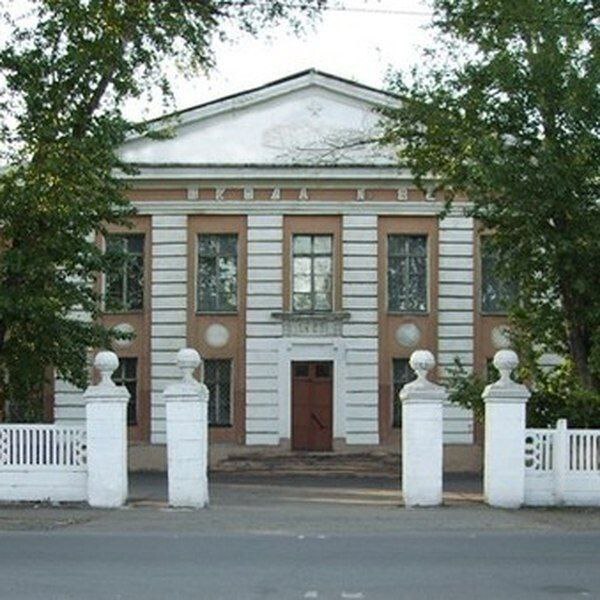 В 86 школе один ученик ударил другого электрошокером 86 ШКОЛА СЕГОДНЯ УЧЕНИК 8 КЛАССА УДАРИЛ ДРУГОГО УЧЕНИКА ЭТОГО ЖЕ КЛАССА ЭЛЕКТРОШОКЕРОМ РЕБЕНКА УВЕЗЛИ ПО СКОРОЙ ПОЛИЦИЮ НЕ ВЫЗВАЛИ пишет омич в группе Апасная школа В администрации города прокомментировали инцидент 14 октября 2025 года в школе 86 во время перемены обучающийся рассматривал принесенный им электрошокер и задел одноклассника Администрация учреждения незамедлительно сообщила родителям о произошедшем и вызвала скорую медицинскую помощь В школе проведен внеплановый инструктаж для сотрудников а также беседы с обучающимися о правилах безопасного поведения во время пребывания в образовательном учреждении и о личной безопасности Охранные услуги по обеспечению безопасности обучающихся и сотрудников школы 86 предоставляет частная охранная организация Алмаз в обязанности которой входит внутриобъектовый и пропускной режим на объекте образовательного учреждения