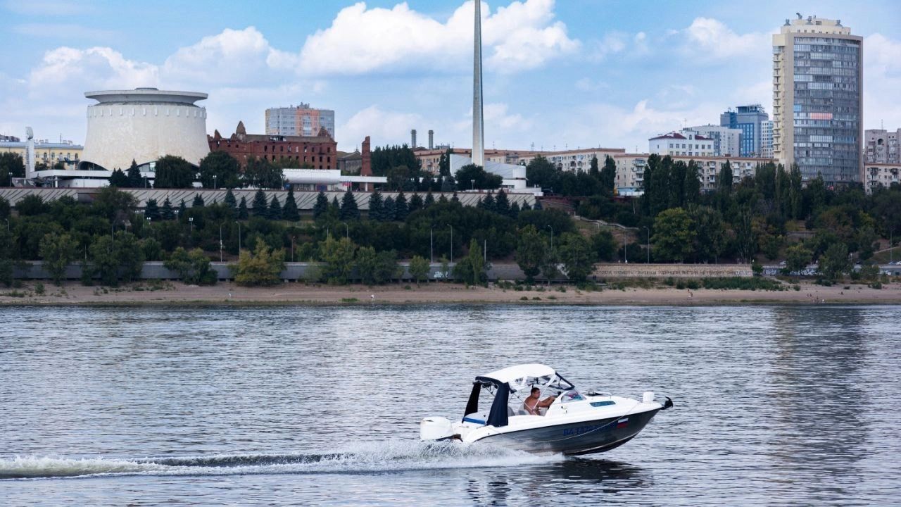 В Волгограде началось активное цветение Волги и водохранилища, но питьевой воде это не грозит.   «Концессии водоснабжения» перевели лабораторию на усиленный режим контроля. Пробы берутся по 67 показателям, все результаты соответствуют нормам СанПиНа.   При обращениях горожан воду проверяют дополнительно, а при малейших отклонениях проводят промывку сетей и повторный анализ.   Дозу химических реагентов для очистки увеличили, но они полностью безопасны и служат дополнительным барьером для обеззараживания.           Подписаться