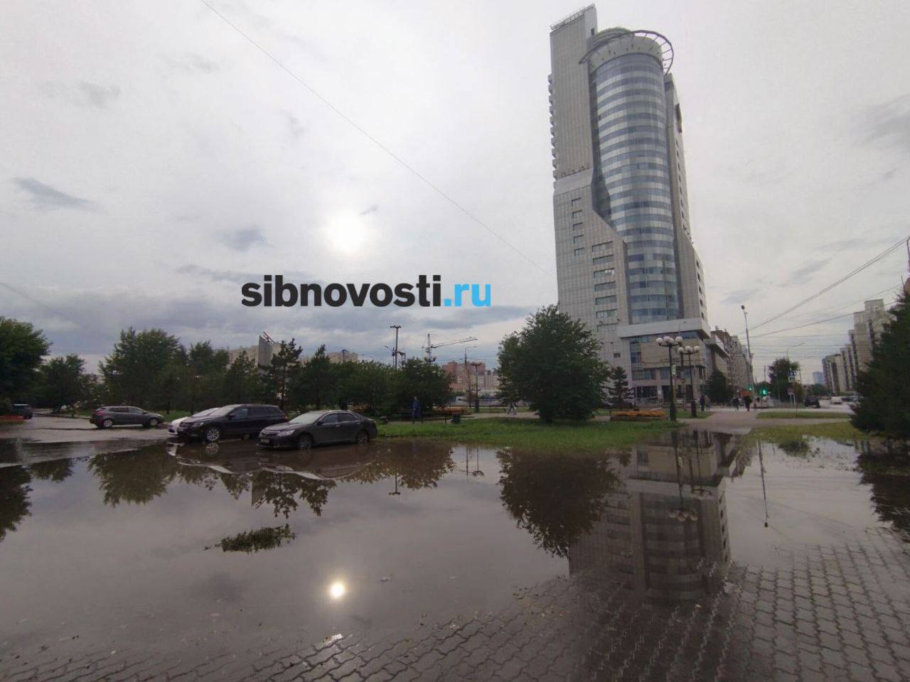 Красноярск затопило после сильного дождя В Красноярске прошел сильный дождь, на улицах появились огромные лужи. Традиционно затопило, например, Взлетку. Видео с sibnovosti.ru поделился читатель. Фото и видео: sibnovosti.ru предложить новость