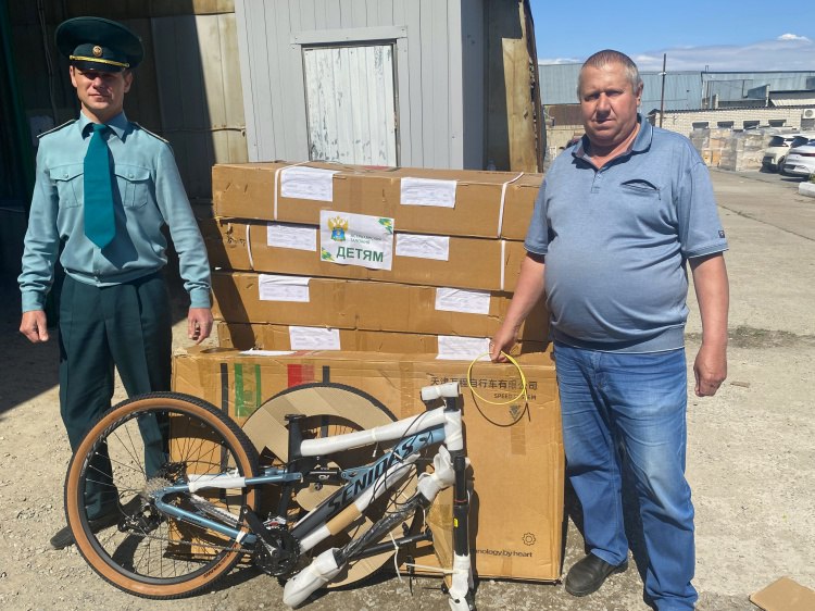 Астраханские таможенники подарили конфискованные велосипеды детям из Волжского  Сотрудники Астраханской таможни передали велосипеды подопечным Волжского центра помощи детям, оставшимся без попечения родителей.  Как сообщили Волжский.ру в пресс-службе Астраханской таможни, ранее 7 велосипедов общей стоимостью 190 тысяч рублей были конфискованы в Волгоградской области. Партию иностранных товаров ввели в Россию без уплаты таможенных пошлин и налогов. Велосипеды обнаружили при досмотре грузовика на трассе.   Подробнее на Волжский.ру:    #ВолжскийРу #волжский #vlz