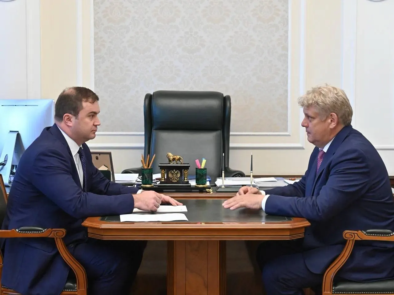 Сегодня в Омской области работает полномочный представитель Президента России в СФО Анатолий Анатольевич Серышев В ходе рабочей встречи обсудили ряд социальных и экономических вопросов В предстоящем летнем сезоне в Омской области организованным отдыхом планируется охватить более 65 тысяч детей Продолжается участие региона в президентской программе модернизации инфраструктуры детского отдыха в текущем году новые модульные корпуса появятся в Омском и Тарском районах Также обсудили посевную кампанию где наш Омский регион сохраняет позиции одного из ведущих аграрных субъектов Сибири Весенние полевые работы уже ведутся в большинстве муниципальных районов области Кроме того обсудили реализацию культурных и общественных проектов В этом году в рамках статуса Культурной столицы России 2026 в Омске пройдет более тысячи мероприятий Виталий Хоценко в МАХ