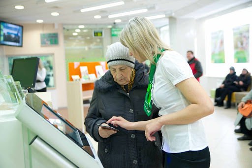 В Шадринске женщина едва не отдала мошенникам ВСЕ свои сбережения, но её спасла сотрудница банка. Пожилая женщина пришла в отделение Сбера, чтобы снять крупную сумму на лечение, но при этом явно переживала, такое поведение сразу заметила руководитель офиса Марина Ильиных. И заподозрила влияние мошенников. Женщина спешно ушла из офиса. Марина, переживая за клиентку, обратилась к её родственникам. Оказалось, что та до сих не вернулась домой. И сотрудница Сбера направилась на её поиски. Марина нашла бабушку в парке — та была в обморочном состоянии. Марина вызвала скорую и дождалась врачей. Как потом оказалось, пожилая женщина успела снять наличные в другом банке и они все время находились в сумке. Благодаря внимательности и грамотному реагированию сотрудницы банка пенсионерка не только сохранила свои накопления, но и избежала беды со здоровьем. — чужое внимание иногда спасает жизни Хорошие новости