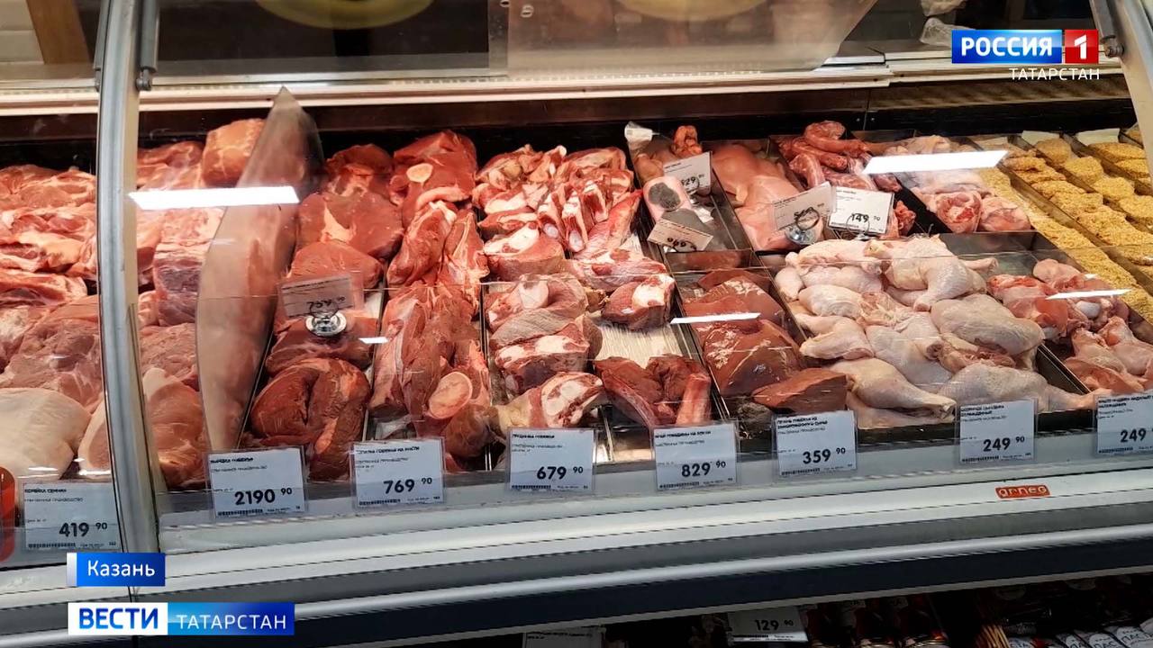 В Татарстане за неделю подешевела капуста и подорожали огурцы За прошедшую неделю в Татарстане наблюдались различные изменения цен на основные продукты питания. По данным Татарстанстата, большинство товаров показали умеренные колебания стоимости. Свинина и баранина подорожали примерно на 0,6%. В то же время сосиски и сардельки подешевели на 0,3%, а полукопченая колбаса — на 0,9%. В молочном сегменте отмечен небольшой рост цен: творог подорожал на 0,9%, сметана — на 0,8%. Ультрапастеризованное молоко прибавило в цене 0,6%, тогда как цены на пастеризованное молоко остались без изменений. В категории бакалейных товаров макароны из муки высшего сорта подорожали на 1,3%, а пшено, наоборот, подешевело на 0,6%. Цены на хлеб изменились незначительно. Овощи показали заметные колебания: белокочанная капуста подешевела на 4,6%, свекла подорожала на 2,3%, помидоры стали дешевле на 2,9%, а огурцы немного подорожали — на 3,1%. Среди прочих продуктов цены на яйца снизились на 2%, сахар подешевел на 0,9%, а сливочное масло подросло в цене минимально — на 0,1%. Подписаться Сообщить новость