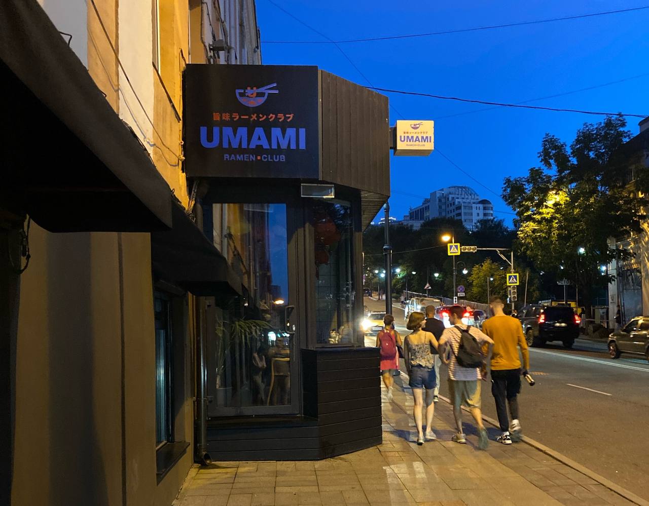 Во Владивостоке снесут пристройку местного ресторана Umami на Пограничной Арбитражный суд Приморского края встал на сторону администрации Владивостока по иску о сносе пристройки к ресторану Umami на Пограничной улице. Много лет она перекрывает тут и без того узкий тротуар, при том что документы на реконструкцию здания в конце 90-х были получены вполне официально. Однако городским властям всё же удалось доказать, что пристройка незаконна, эксперты встали на сторону истца, и суд первой инстанции постановил освободить тротуар. У собственника здания остаётся возможность обжаловать это решение. Админу