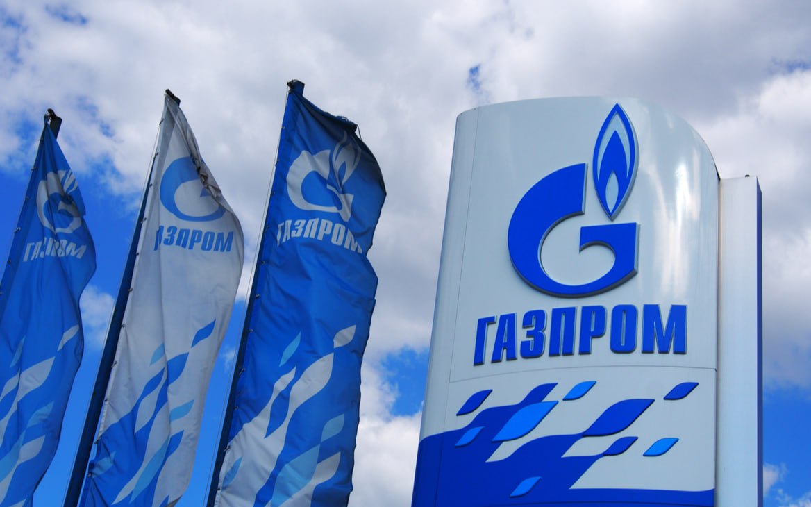 Молдова готовится к зиме без Газпрома и МГРЭС Страна впервые за десятилетия начнет отопительный сезон 2025 2026 годов с новым поставщиком газа и без закупок электроэнергии у МГРЭС на левом берегу Днестра Правительство утвердило план энергетической безопасности прогнозируемое потребление газа с октября 2025 по апрель 2026 года составит более 837 млн кубометров около 70 объёма уже законтрактовано государственным предприятием Энергоком которое станет прямым поставщиком для правого берега Молдовагаз будет отвечать только за Приднестровский регион В случае чрезвычайных ситуаций компания Термоэлектрика имеет запасы мазута Потребление электроэнергии зимой составит около 2 8 млрд кВт ч 36 5 обеспечит внутреннее производство включая возобновляемые источники остальное импорт но не от МГРЭС Министр энергетики Дорин Жунгиету подчеркнул что возобновление контрактов с МГРЭС исключено ранее станция использовала российский газ для поддержки тираспольского режима Прямой газопровод для правого берега Линия энергетической независимости готов на 80 и будет завершен к концу года Кишинёв ведет переговоры с Украиной о дополнительных поставках электроэнергии но рассчитывает прежде всего на внутренние возобновляемые источники доля которых уже в мае 2025 года достигла 36 потребления