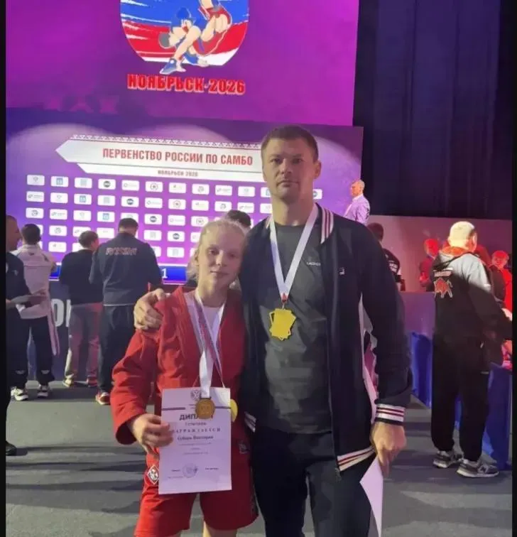 Амурчанка поедет в Грецию на первенство мира по самбо Это право получила жительница Приамурья Виктория Суборь победительница первенства России Статусные старты сильнейших спортсменов страны 14 16 лет по самбо прошли в Ноябрьске с 8 по 12 апреля сообщают в пресс службе министерства по физической культуре и спорту Амурской области Турнир где на кону была путевка на первенство мира собрал более 600 участников из 73 регионов России Приамурье представили четыре спортсмена Илья Ежевский и Руслан Онищенкооба Оба из города Благовещенска Спортивная школа олимпийского резерва СШОР Виктория Суборь и Виктория Акользина Обе из города Свободного Конкуренция была сверхсильной В категории у каждого спортсмена было более 30 ти соперников Сообща ребята из Амурской области завоевали две медали Илья Ежевский стал бронзовым призером первенства России Спортсмен занимающийся самбо в СШОР у Виктора Курашова и Мгера Аджемяна успешно провел семь схваток Он уступил лишь в последней полуфинальной Илья выступал против парней из Москвы и Московской области Урала Краснодарского и Ставропольского краев Виктория Суборь тренирующаяся у Антона Сенопальникова провела семь встреч и не уступила ни в одной В ее категории было 33 спортсменки В финале она победила оппонентку из Калужской области Виктория как победительница первенства России получила путевку на первенство мира Оно пройдет в октябре в Греции в городе Салоники В амурском Минспорта поздравляют Викторию Суборь и Илью Ежевского с отличным выступлением на сильнейшем старте страны в своем возрасте и благодарит их наставников Антона Сенопальникова Виктора Курашова и Мгера Аджемяна за подготовку своих спортсменов Фото Минспорта Амурской области ТЕЛЕПОРТ РФ здесь все об Амурской области  Мы в МАХ  Написать нам