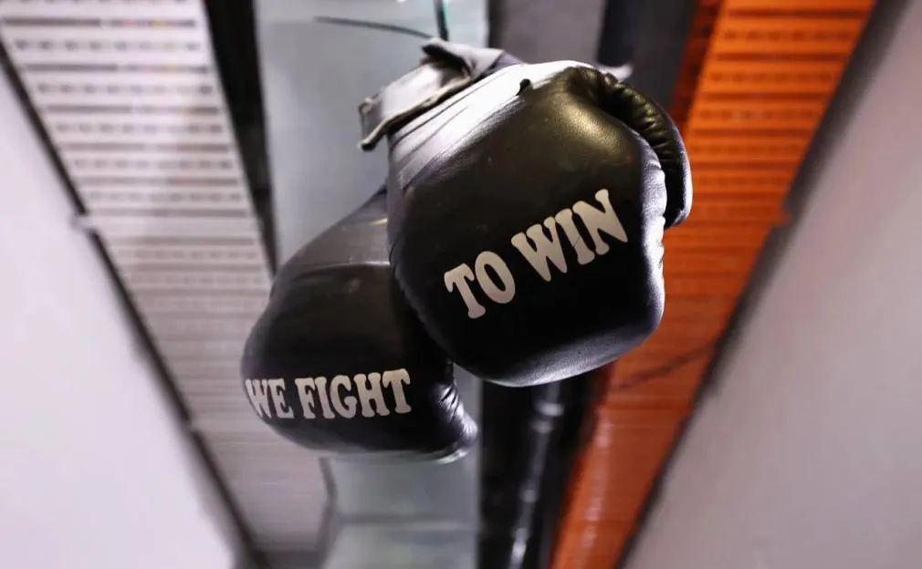 World Boxing допустила россиян до своих турниров в нейтральном статусе World Boxing подтвердила создание процедуры AIN которая будет использоваться для определения критериев на основе которых спортсмены вспомогательный персонал и официальные лица из России и Белоруссии будут допущены к участию в международных соревнованиях организованных World Boxing говорится в заявлении на официальном сайте В организации отметили что процедура получения нейтрального статуса была одобрена исполнительным советом World Boxing на его последнем заседании в апреле 2026 года и отражает подход принятый Международным олимпийским комитетом МОК Cameron Spencer Getty Images