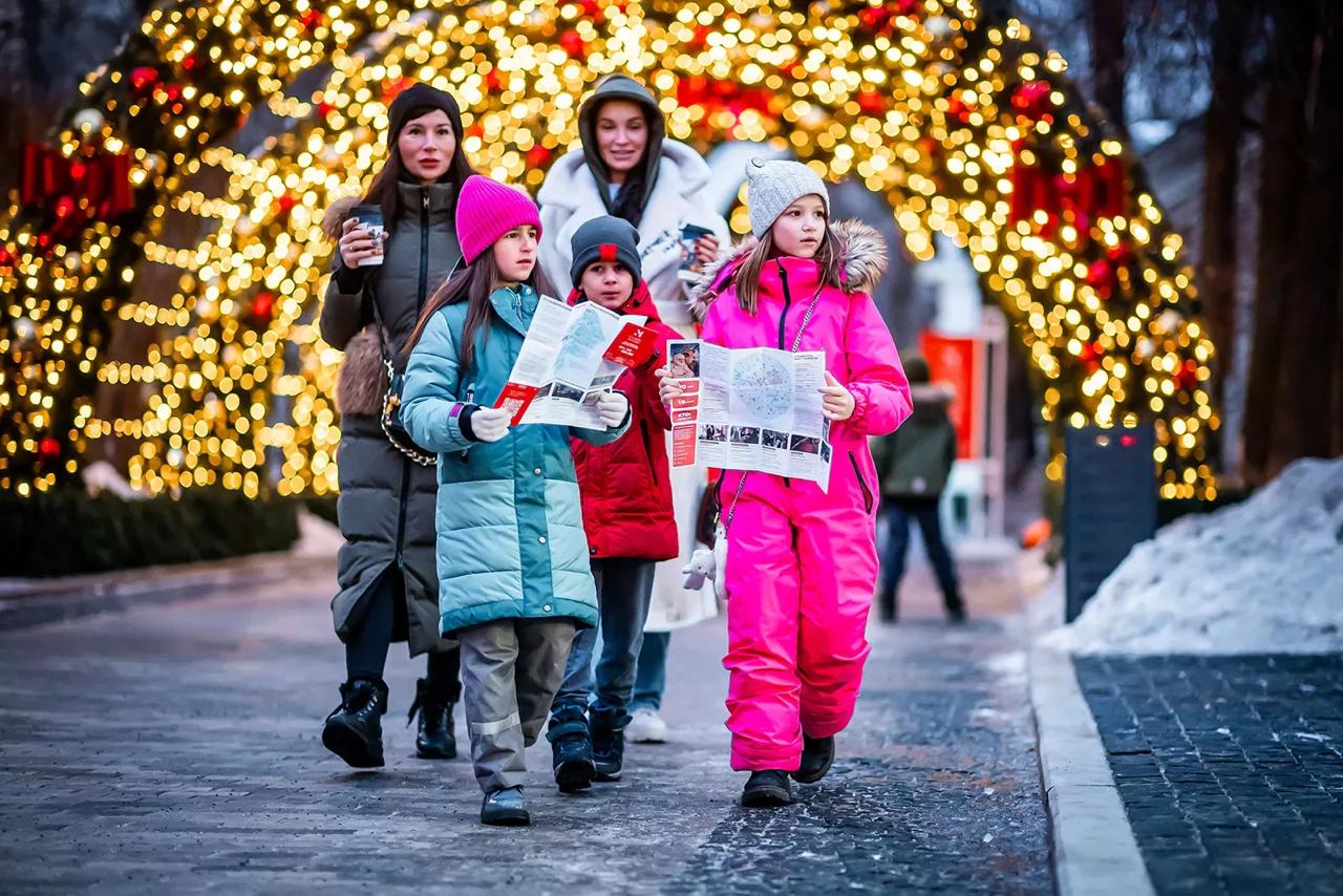 Москва стала самым популярным внутренним направлением у россиян в этом году Столица занимает примерно 51 туристического потока На втором месте Краснодарский край с 18 5 на третьем Санкт Петербург с 14 1 Замыкают пятерку Московская область и Крым