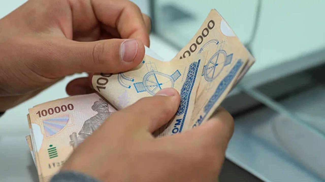 С пенсий и пособий больше не будут удерживать долги по кредитам новое решение ЦБ С 29 января 2026 года в Узбекистане вступают в силу новые правила направленные на защиту заемщиков Теперь банки и микрофинансовые организации не смогут взыскивать долги по кредитам с пенсий социальных пособий и других государственных выплат в том числе со средств поступающих на социальные карты Кроме того кредитные организации не имеют права предлагать клиенту сумму превышающую ту что он запросил а также использовать заранее отмеченные галочки или установленные параметры при онлайн оформлении кредита всё должно происходить только с согласия заемщика Также банки будут обязаны предоставлять клиентам специальный чек лист где подробно указаны возможные риски связанные с получением кредита чтобы человек мог принимать решение осознанно Новые требования начнут действовать с 29 января 2026 года Подписаться на канал Узбекистан Online