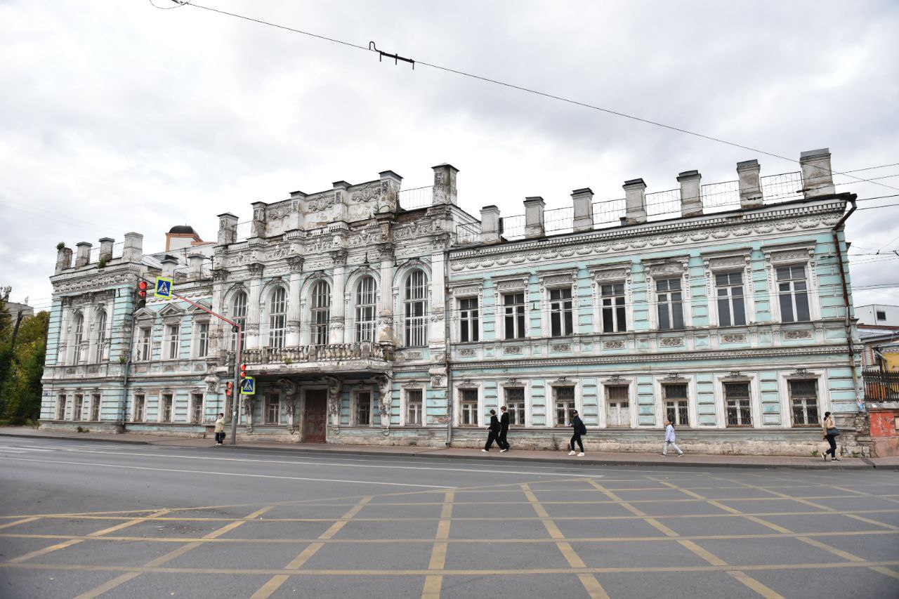 В Ярославле начали серьезную работу по спасению одного из самых узнаваемых памятников города дома Дунаева больше известного как дом с атлантами на проспекте Октября Служба охраны объектов культурного наследия подала иск об изъятии этого здания у недобросовестного собственника Особняк 1886 года постройки созданный по проекту архитектора Николая Поздеева долгие годы был украшением города и центром творческой жизни Сегодня его состояние вызывает тревогу у жителей фасад разрушается знаменитые фигуры требуют срочной реставрации При этом владелец несмотря на подготовленный и согласованный проект работ не выполнил обязательства по сохранению памятника Мы не можем допустить чтобы бесхозяйственное отношение поставило под угрозу уникальный облик здания Дом с атлантами не просто старинный особняк это часть культурного кода Ярославля Наша цель обеспечить его восстановление и вернуть в жизнь города в достойном виде Теперь судьбу объекта решит суд но позиция области однозначна культурное наследие необходимо бережно сохранять и использовать так чтобы оно украшало и приносило пользу городу и его жителям
