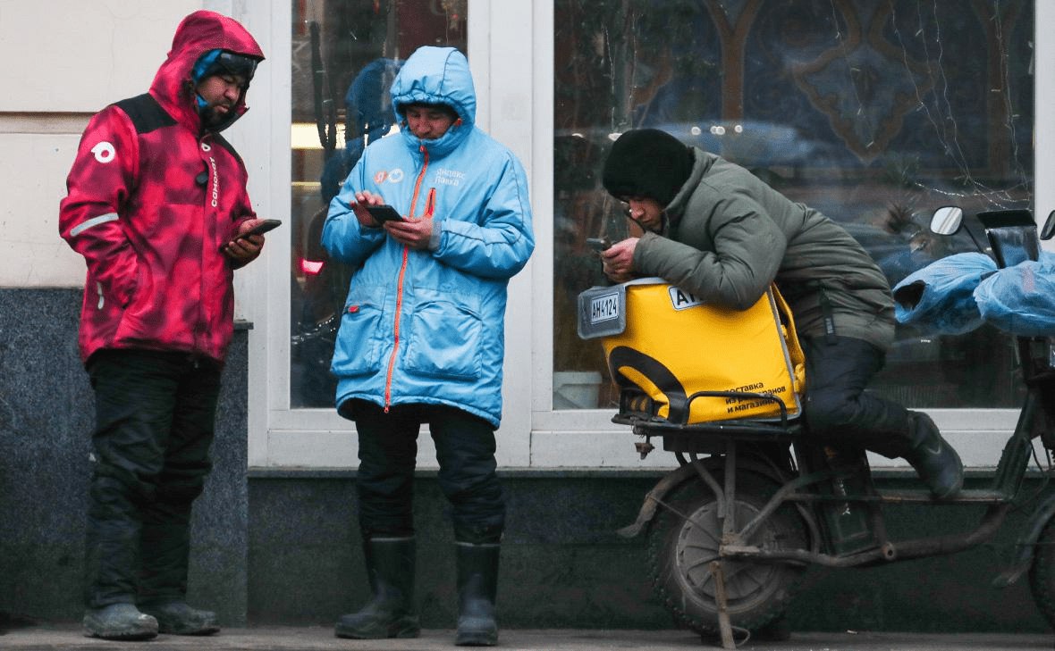 Власти готовят федеральные правила для курьерской деятельности выяснило РБК Разработкой законопроекта занимается дептранс Москвы Документ предполагает создание реестра курьерских организаций а также отдельных региональных реестров курьеров Их обяжут проходить медосмотры соблюдать нормы времени работы и скоростной режим использовать фирменную экипировку и проходить фотоконтроль перед началом смены vc ru legal 2698980